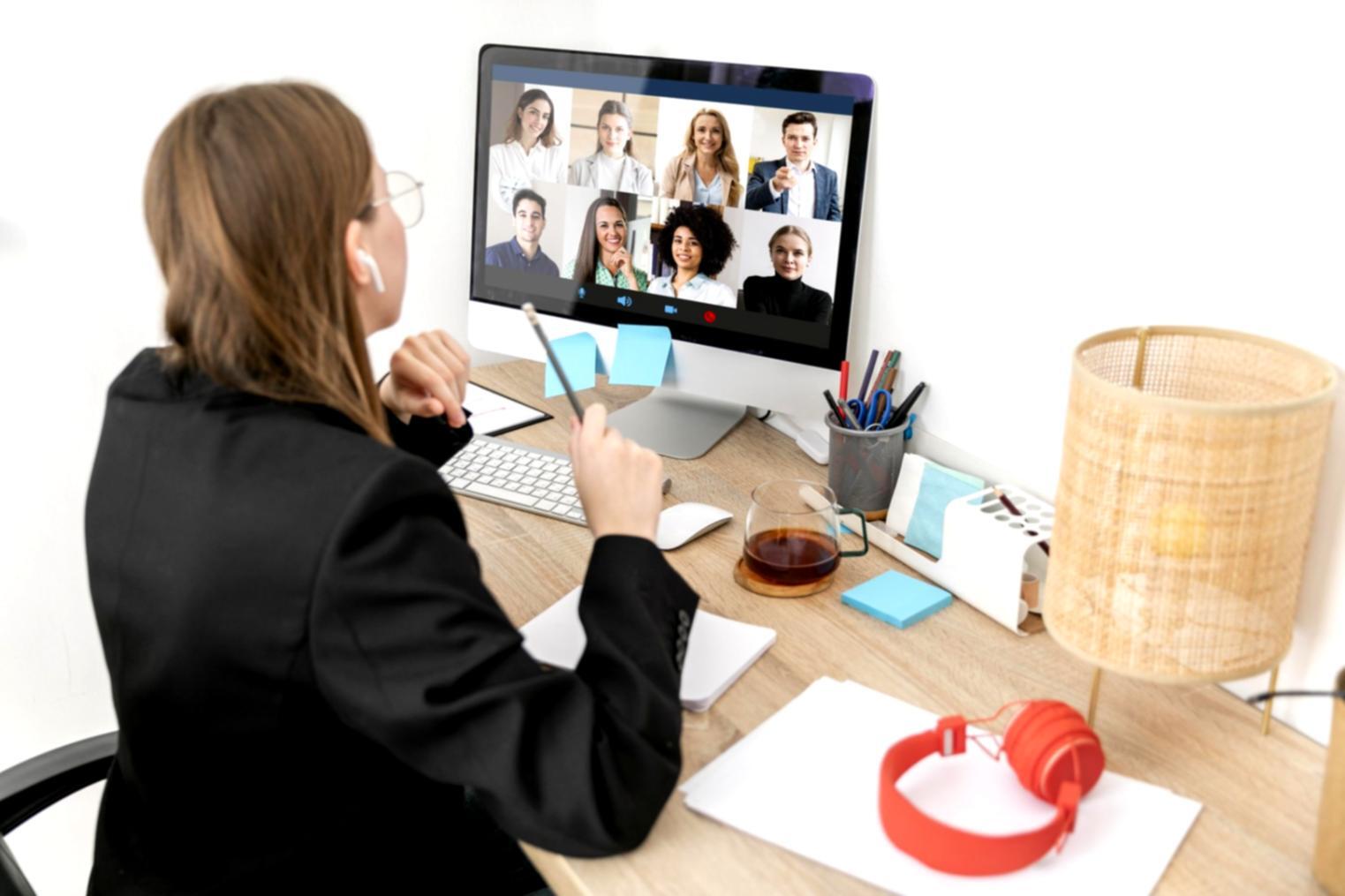 Studente impegnato in sessione di apprendimento online